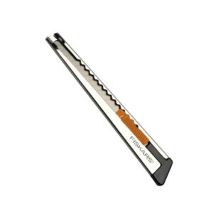 Fiskars 9 mm-es pengekés fémházzal és zsebklipsszel